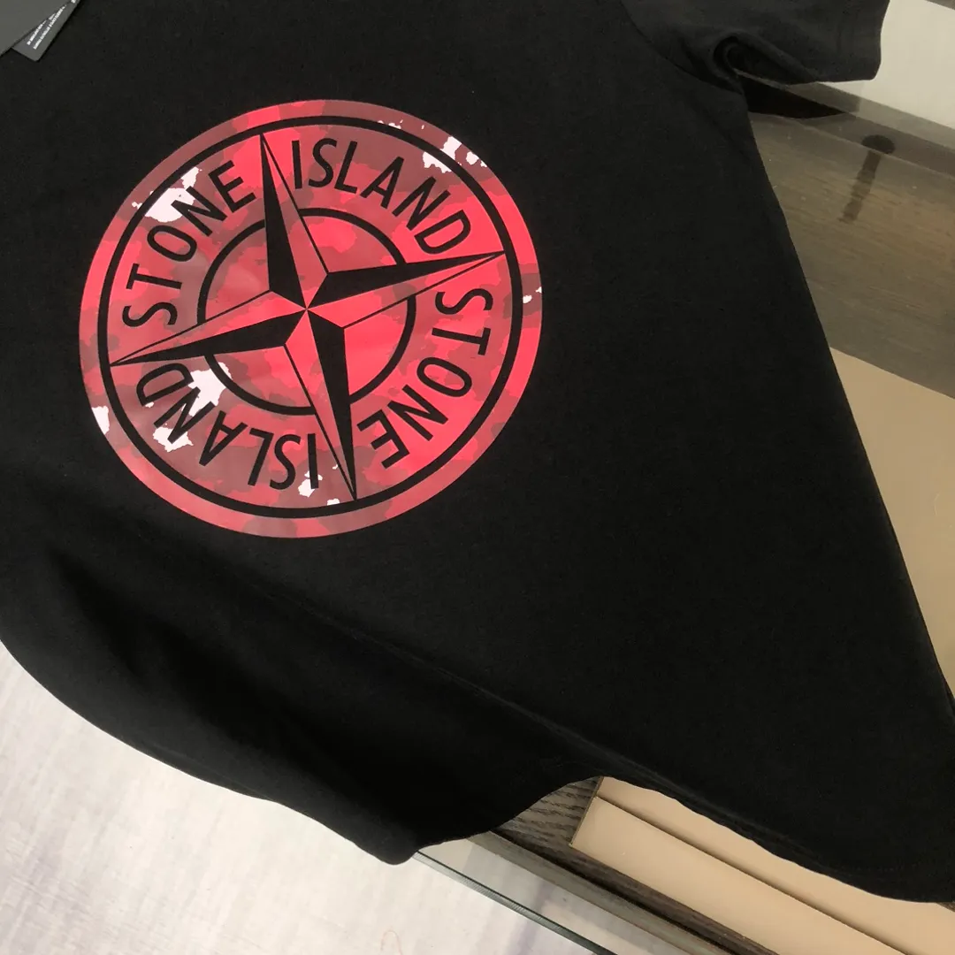P180 Stone Island 2025 latest T-shirt, couple style ~ original order, fashionable and casual short T-shirt, specially made of customized cotton fabric ~ 100% cotton T-shirt ~ pre-washed to prevent deformation and shrinkage problem, more comfortable and breathable on the body ~ all available from stock ~ unique design style, trendy must-have item, complete with three standards 👍 Color: black/white/coffee/dark gray Size: S M L XL (larger version Please state your height and weight when placing an order)